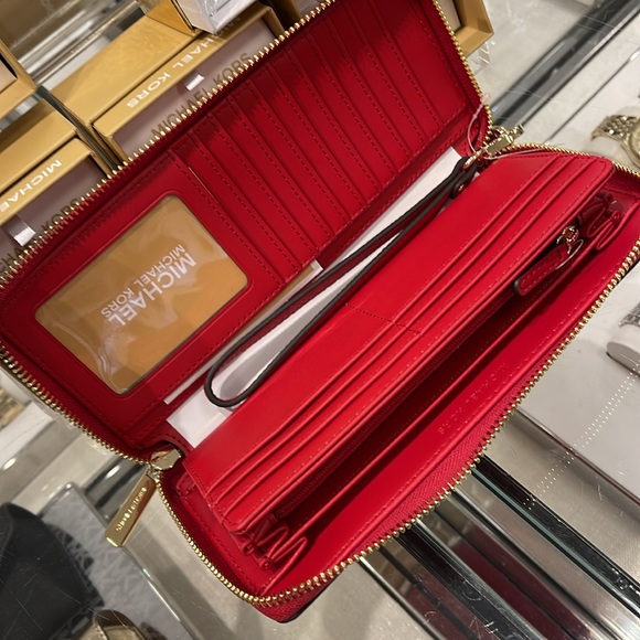 MICHAEL KORS
Leather Continental Wristlet Phone Case Wallet
Bright Red
NWT - Picture 6 of 16